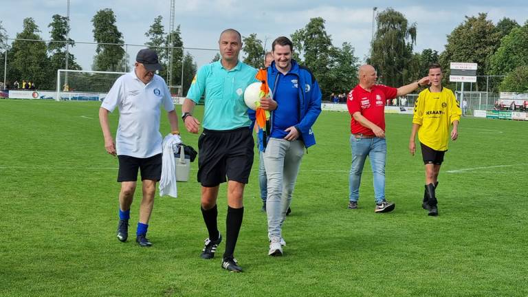 Scheidsrechter Danny Koevermans op het veld van NOAD'32 (foto: Leon Voskamp).