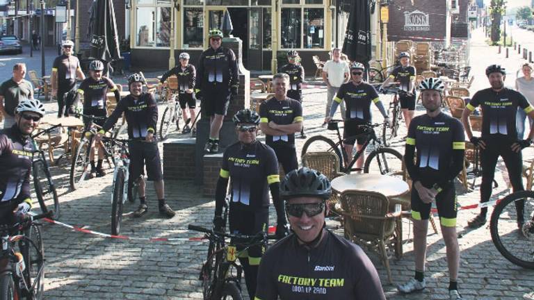 Het moutainbiketeam bij De Kiosk (foto: Jeroen Punt).