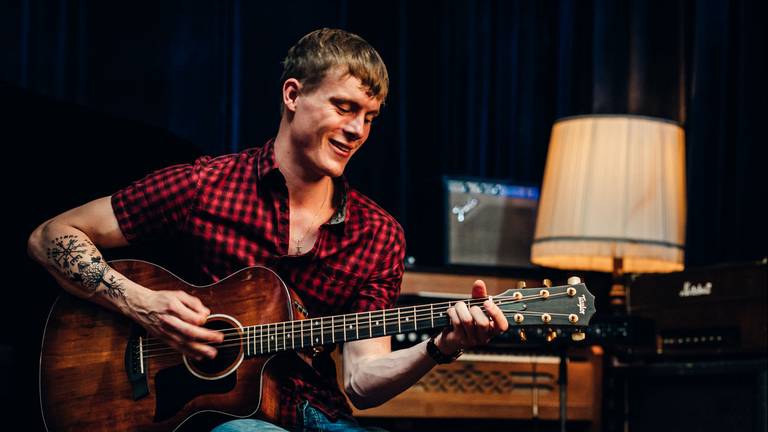 Lucas zingt 'Het is een nacht' in het Engels: 'Benieuwd wat Guus vindt' (foto: Yordi Taams/ Y.R.T. Photography)