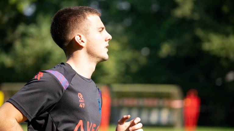 Miodrag Pivaš op het trainingsveld van Willem II. (Foto: Willem II Media)