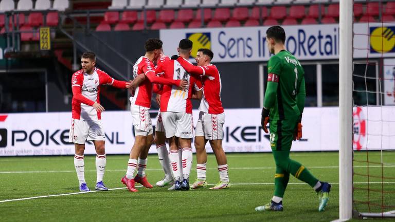 NAC-keeper Nick Olij kijkt toe terwijl de Emmen-spelers feestvieren (foto: OrangePictures).