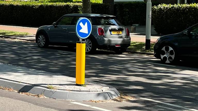 De middengeleider op de Beverweg moet tijdelijk weg (foto: Robert te Veele).