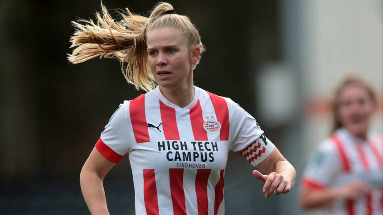 Kika van Es tijdens de Nederlandse Eredivisie vrouwen wedstrijd tussen PSV en Ajax in Eindhoven (foto: ANP).