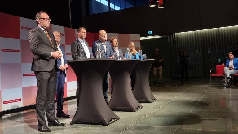 Fractievoorzitters van de nieuwe coalitie presenteren het nieuwe bestuursakkoord (Foto: Rick Lemmens)