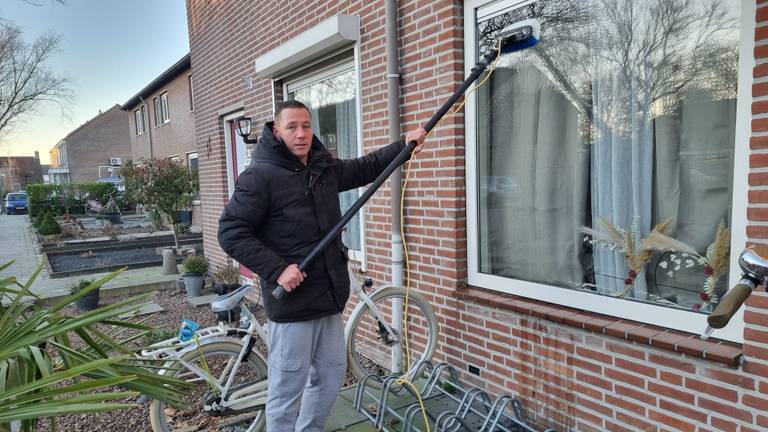 Geen werk voor glazenwasser Mario: 'De ruit bevriest meteen'