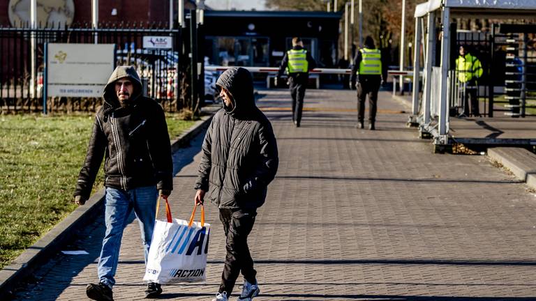 Het aanmeldcentrum in Ter Apel barst uit zijn voegen door de vele asielzoekers (foto: ANP).