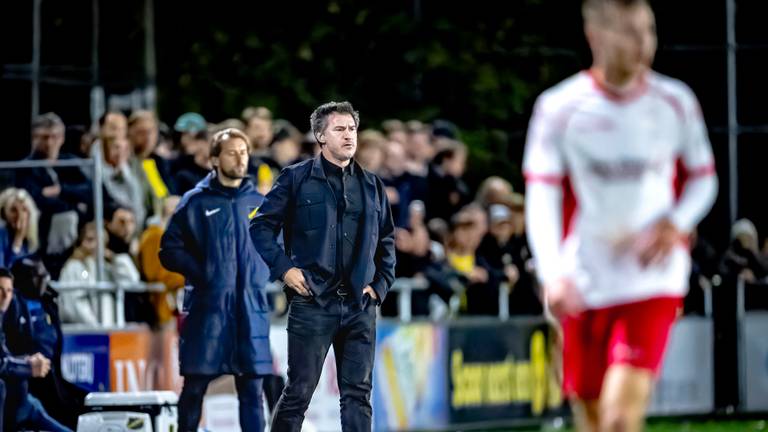 NAC Breda-trainer Carl Hoefkens tijdens de wedstrijd tegen BVV Barendrecht. (Foto: Eye4Images)