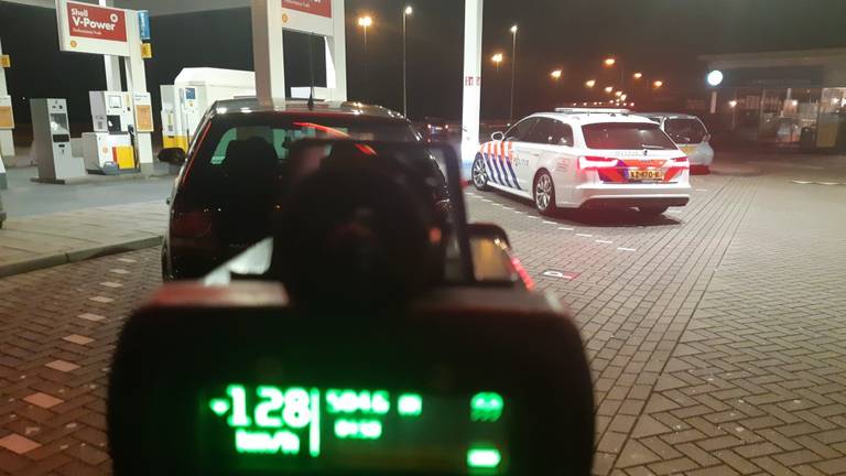 Een van de automobilisten reed met een snelheid 128 kilometer per uur langs de wegwerkers (foto: Twitter Team Verkeer Zeeland-West-Brabant).