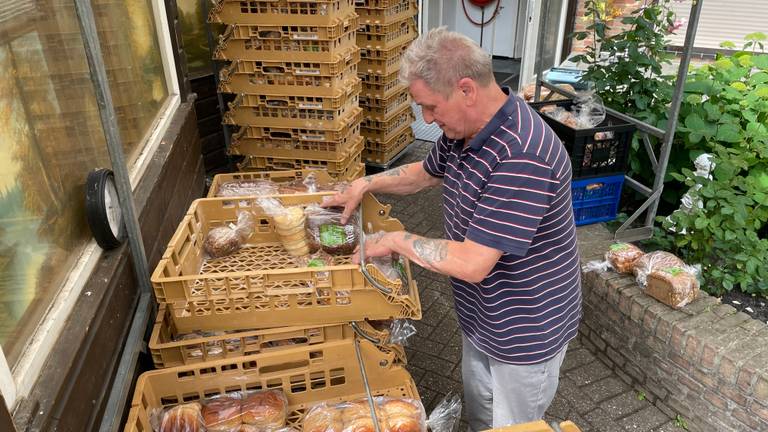 Ben sorteert de broden bij BroodNodig (foto: Tom van den Oetelaar).