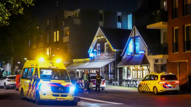 Politie en een ambulance op de plek waar de gewonde man kwam binnenlopen in Helmond (foto: SQ Vision Mediaprodukties).
