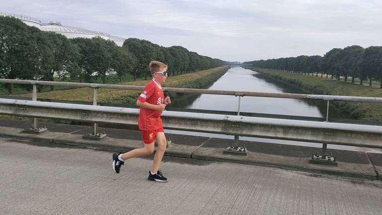 Mats (11) rent en kruipt door de modder om zieke kinderen te helpen 