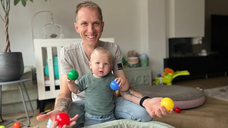 Marnix is sinds een jaar trotse vader van zoontje Mace (foto: Omroep Brabant).
