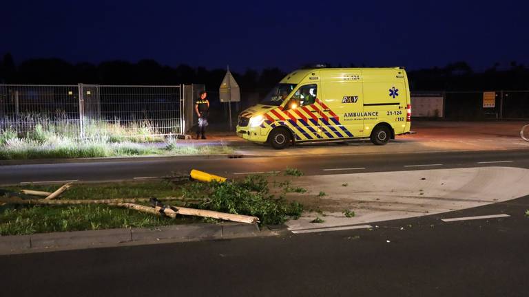 Een ambulance bij de Losplaats in Uden (foto: Kevin Kanters/SQ Vision).