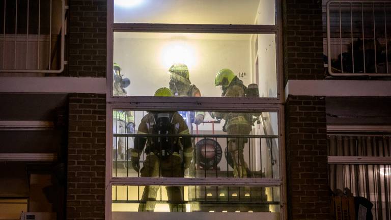 Vrouw gewond bij brand in portiekflat (foto: Christian Traets / SQ Vision). 