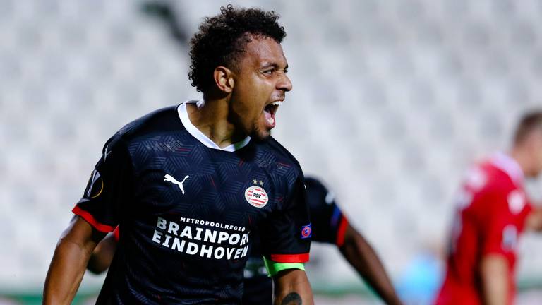 Donyell Malen viert een doelpunt (foto: OrangePictures).