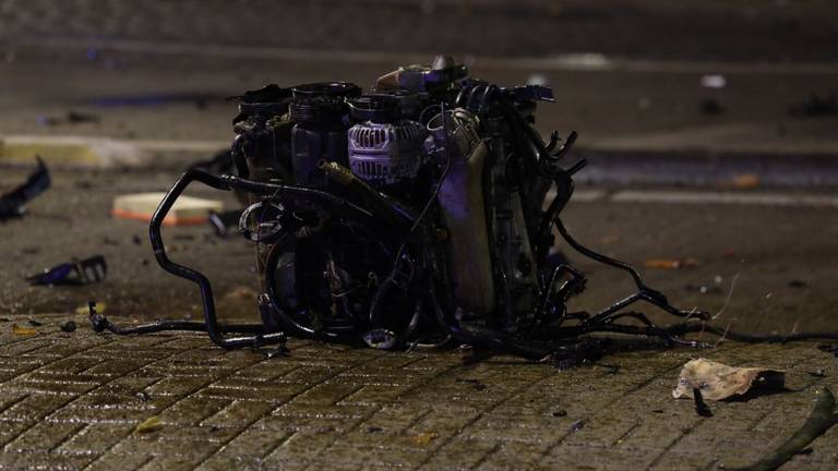 De auto verloor bij de crash op de rotonde in Sint-Michielsgestel het motorblok (foto: Sander van Gils/SQ Vision).