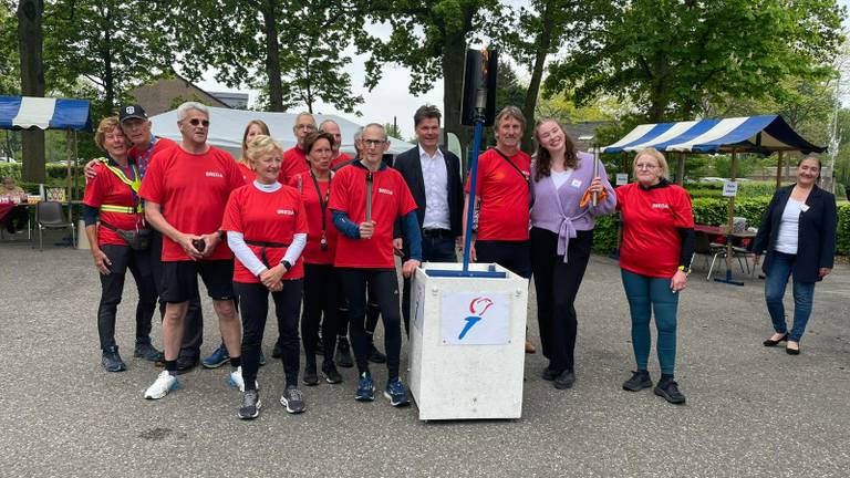 Burgemeester Depla met de lopers en het bevrijdingsvuur (foto: Floortje van Gameren).