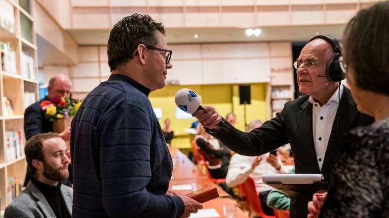 Patrick is apetrots als hij als grote winnaar tegenover Frits Spits staat (foto: KRO-NCRV).