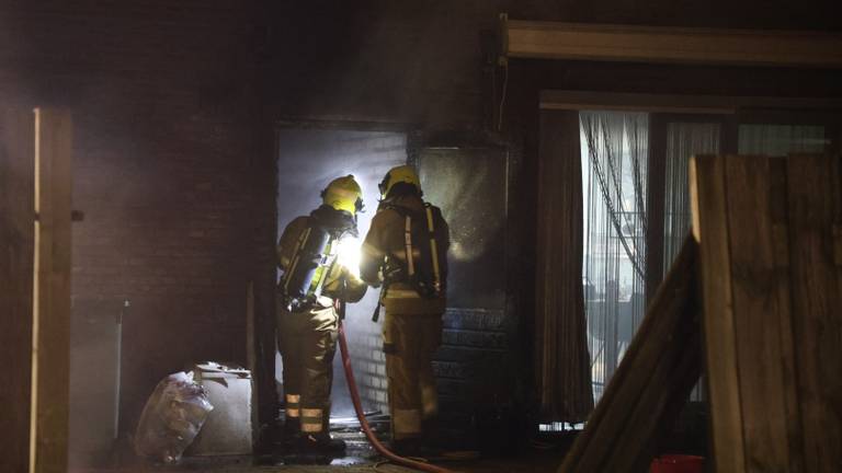 De brandweer beschreed de brand via de achterkant van de garage (foto: SK-Media).