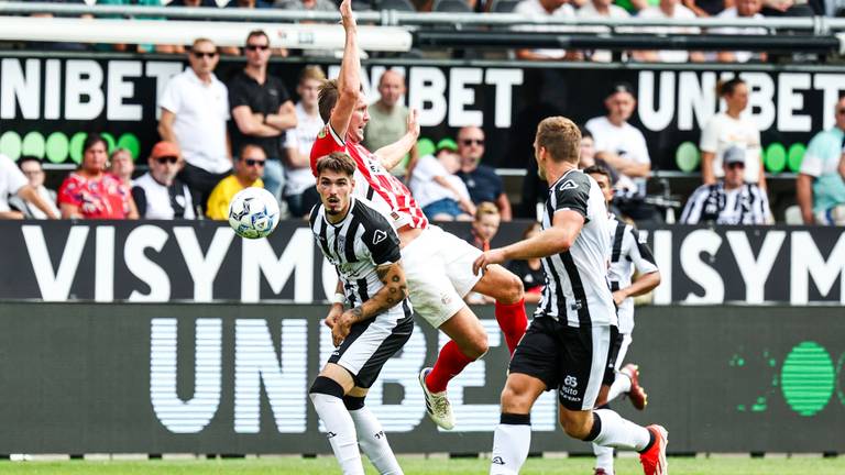 Ivan Mesik maakt het Luuk de Jong moeilijk (Foto: ANP) 