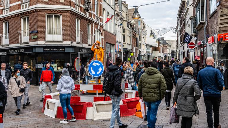 'Verkeersregelaar' in het centrum van Tilburg (foto: Jack Brekelmans/SQ Vision)). 