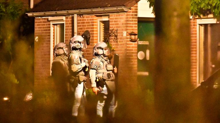 Een arrestatieteam werd ingezet om de man in het huis aan het Crusaethof in te kunnen rekenen, maar de dader was gevlogen (foto: Rico Vogels/SQ Vision).