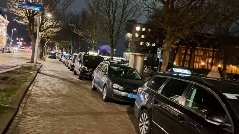 De rij taxi's op de Haven (foto: Dogan Sari).