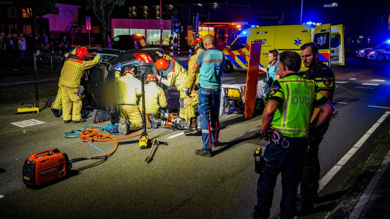 Man rijdt door na harde crash, bestuurder van andere auto raakt bekneld