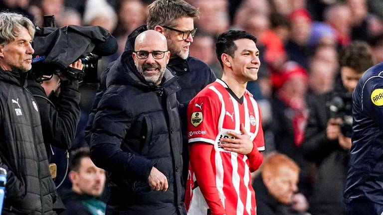 PSV-trainer Peter Bosz bij de publiekswissel van de vertrekkende Hirving Lozano (foto: Orange Pictures).