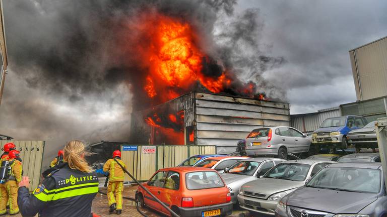 De vlammen sloegen uit het dak van het bedrijf in Heeze (foto: Rico Vogels).