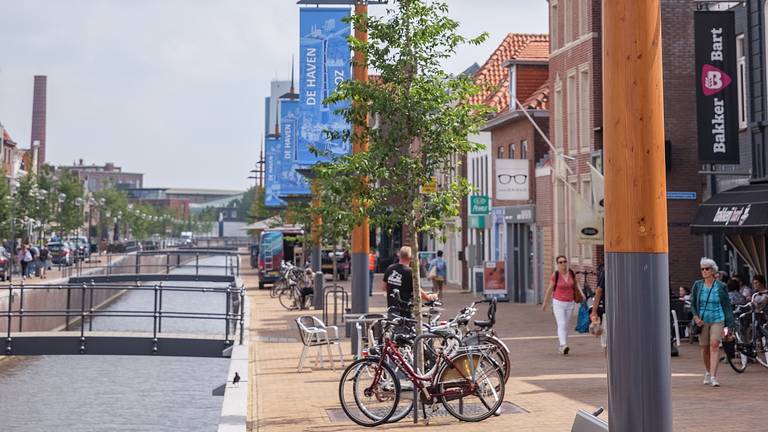 Banieren aan de Zuidhaven (foto: gemeente Moerdijk/Marcel Otterspeer).