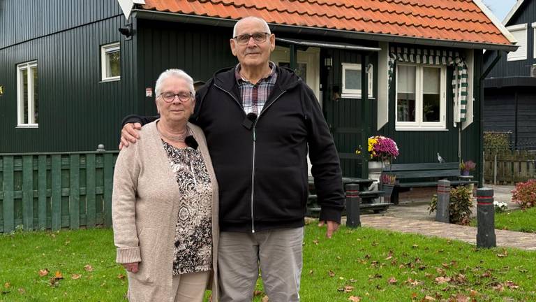 Toos en Rob voor hun geschenkwoning (foto: Erik Peeters).