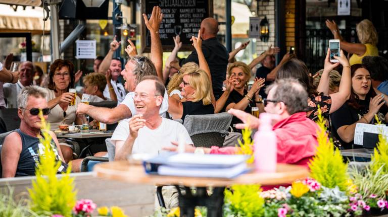 Versoepelde regels op een terras op de Markt Den Bosch. (Archieffoto: ANP)