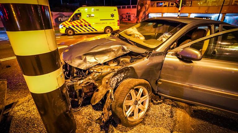 De bestuurder knalde op een lichtmast (foto: Sem van Rijssel/ SQ Vision)