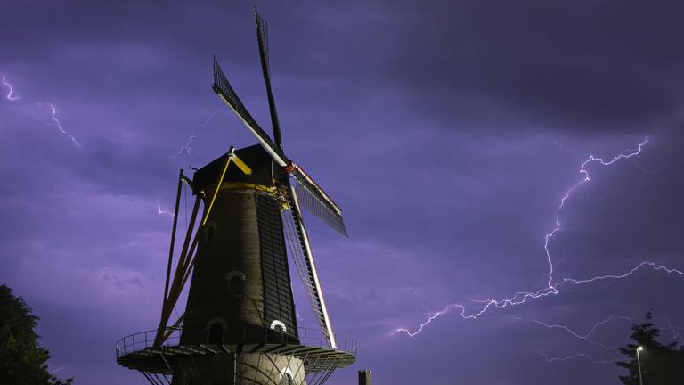 Onweer gezien bij de molen in Oisterwijk (foto: Jimmy van Drunen).