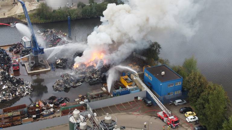 De brand bij AVI op 14 oktober (foto: regiodrone).