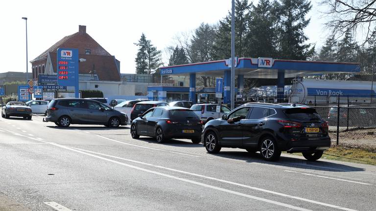 Drukte bij tankstation Van Raak net over de grens bij Poppel (foto: Collin Beijk).