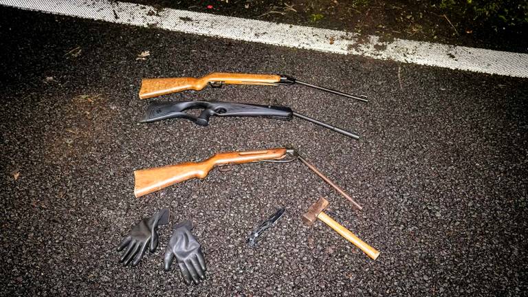 De wapens die gevonden werden in de auto op de A27 (Foto: Marcel van Dorst/SQ Vision). 