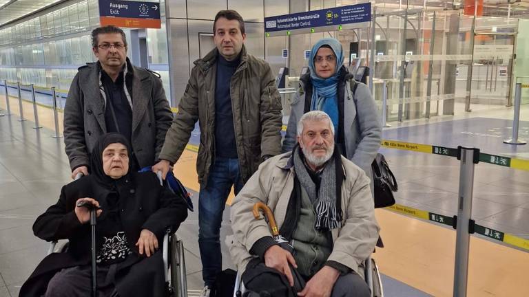 Nafi, Murat en Emine met hun ouders na aankomst op de luchthaven (foto: Mehmet Keles).