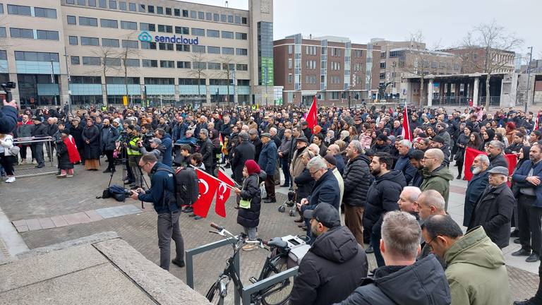 Mensen komen bijeen om steun te betuigen (foto: Tom Berkers). 