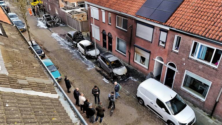Vier geparkeerde auto's aan een straat in vlammen op, ook schade aan huizen
