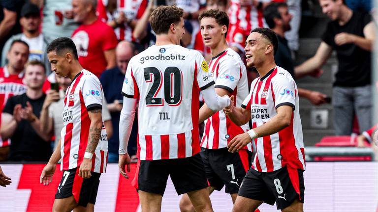 PSV-viert feest na een doelpunt in de strijd om de Johan Cruijff Schaal (foto: Orange Pictures).