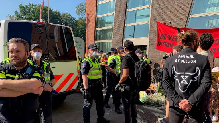 De demonstranten bij het pand van ZLTO (foto: Bart Meesters / SQ Vision). 