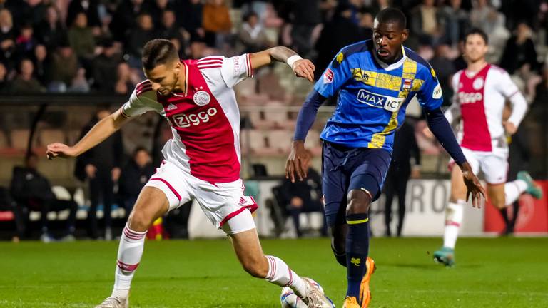  Jeremy Bokila (rechts) op weg naar de 1-1. (Foto: Orange Pictures)