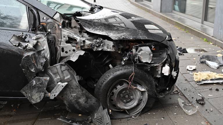De schade aan de auto is na de crash in Breda aanzienlijk (foto: Perry Roovers/SQ Vision).