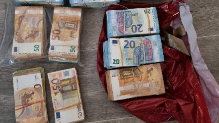 Tijdens de doorzoekingen werd 90.000 euro aan contant geld ontdekt (archieffoto: politie.nl).