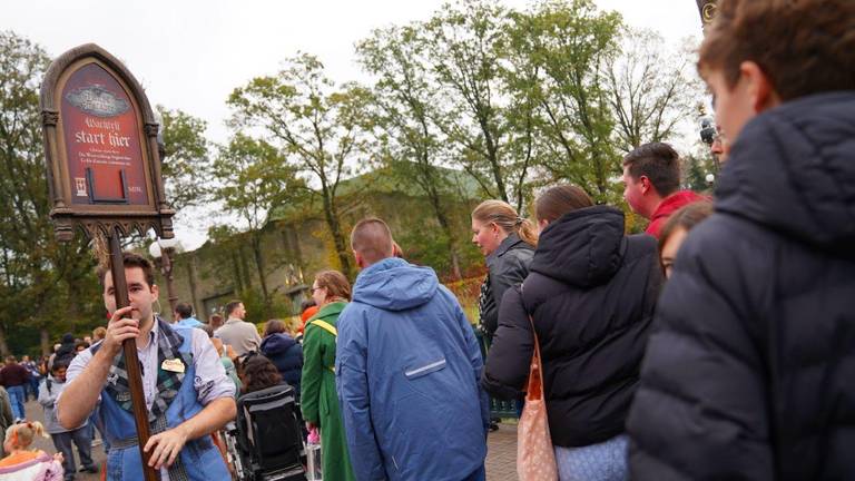 Bezoekers staan in de rij bij de Efteling (foto: Omroep Brabant).