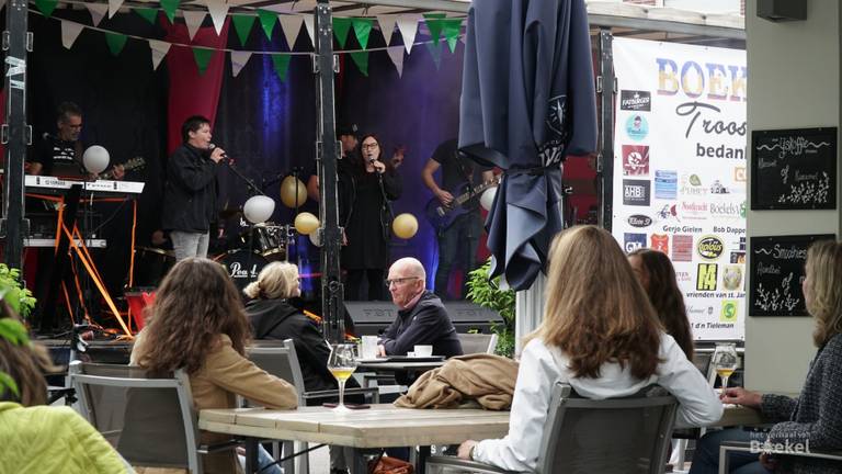 Met muziek werd de opbrengst van de horeca naar de kroegen gebracht (foto: Jos Verkuijlen)