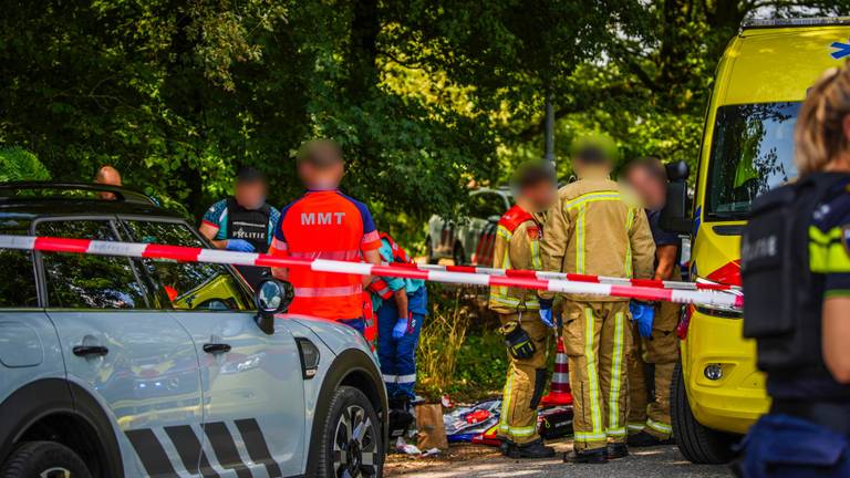 Het slachtoffer van de schietpartij lag bij zijn wagen (foto: SQ Vision).