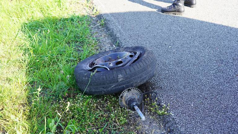 De auto verloor een wiel bij het ongeluk op de A58 (foto: Jeroen Stuve/SQ Vision).